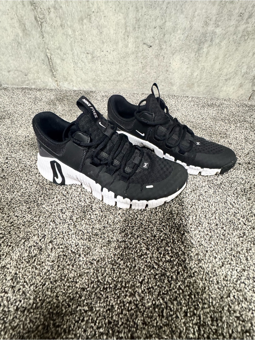 Nike Black and White Lightweight Training Sneakers - Picture 1 of 3